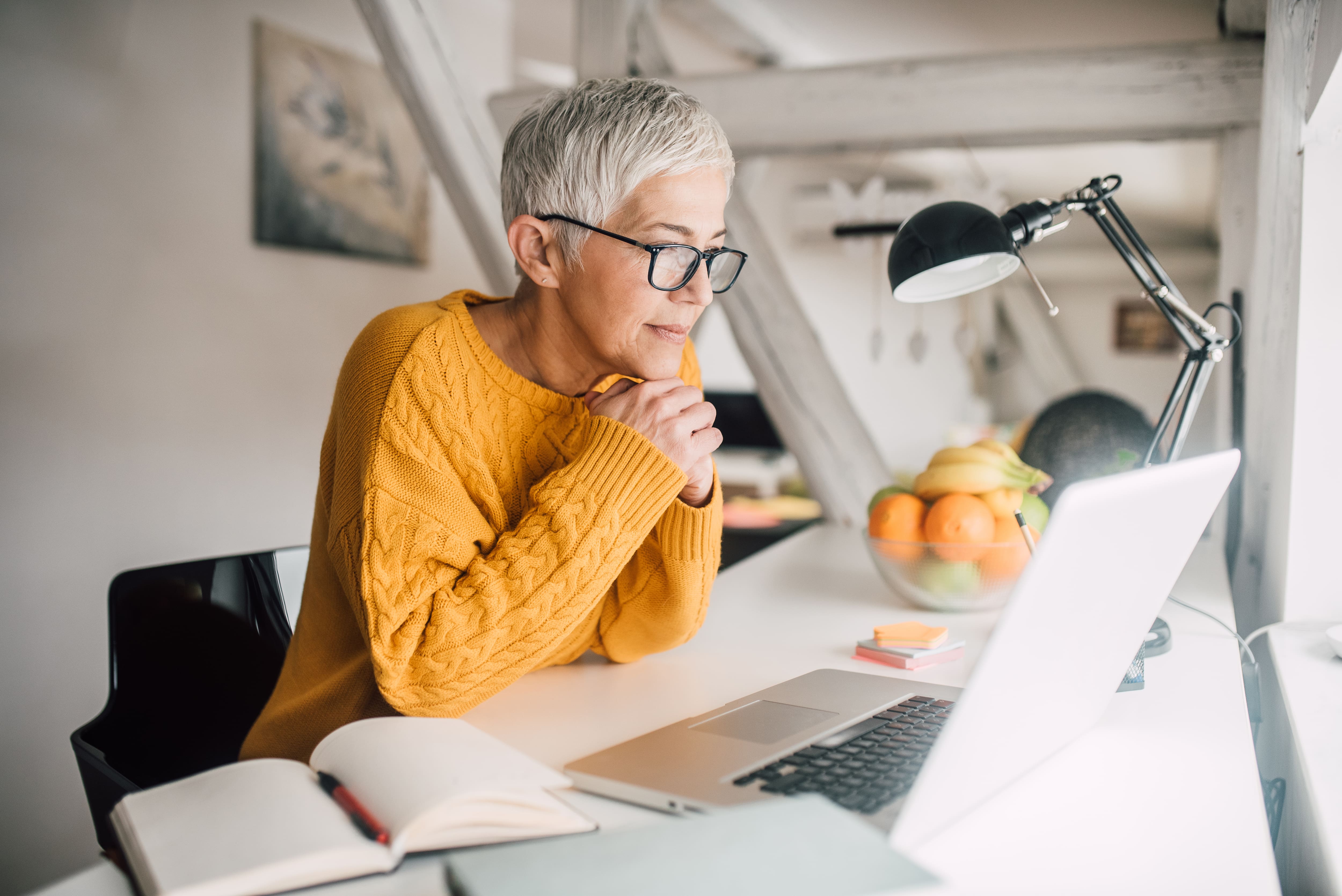 Woman sitting in front of a computer reading